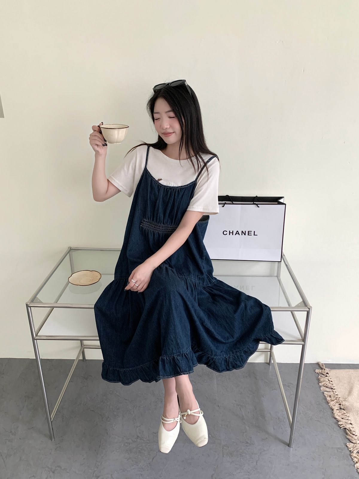 雙面都可以穿的抓皺吊帶牛仔洋裝