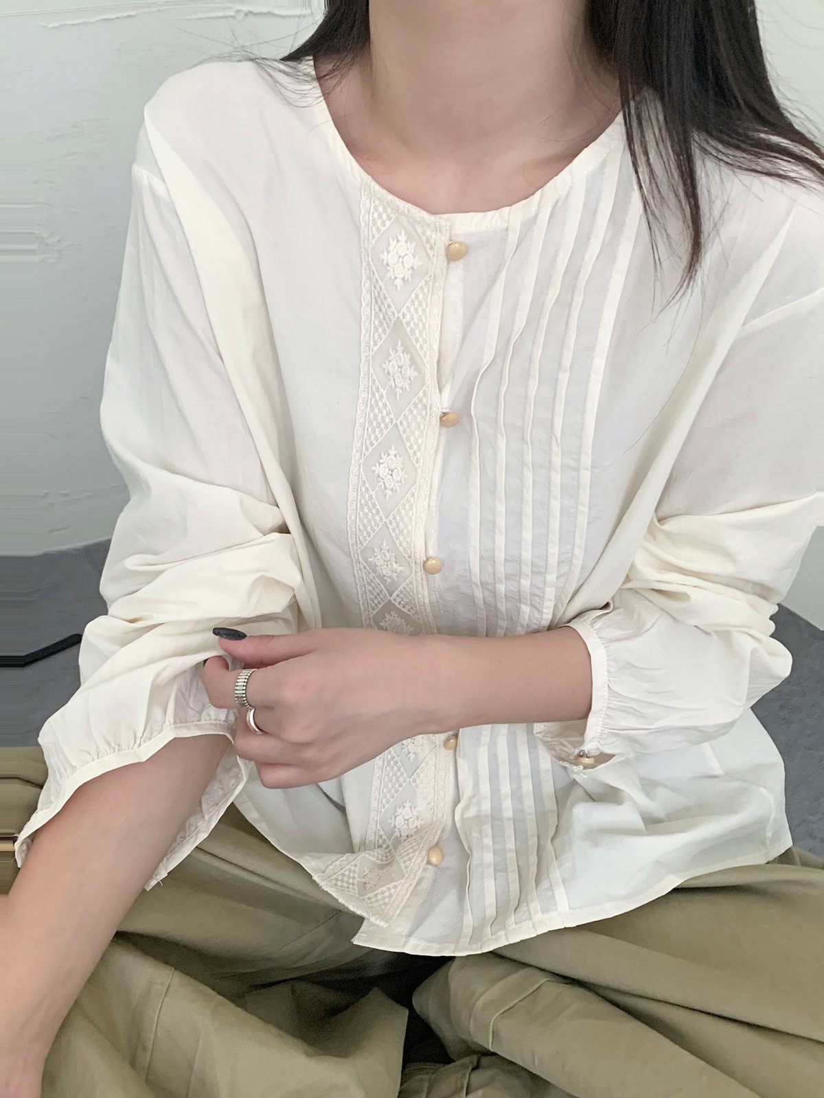 蕾絲壓摺木釦復古襯衫